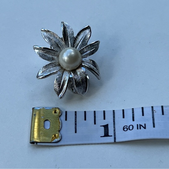 VINTAGE 50s Flower and Faux Pearl Clip Earrings by Judy Lee  Private Collection - Picture 5 of 8